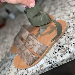 MUK LUKS WOMEN'S ABOUT IT SANDAL